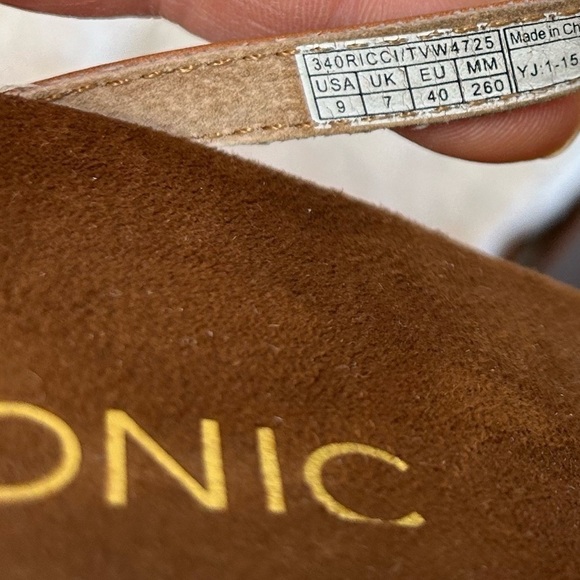 Vionic leather Ricco medallion coral & gold beaded flip flop sandals Sz-9. I - Picture 4 of 10